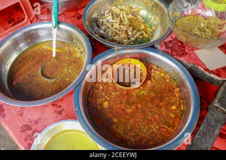 Contorni per il Nasi Tefeng, un piatto tradizionale balinese per la colazione Foto Stock