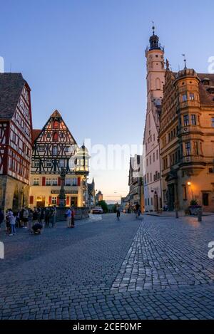 Rothenburg ob der Tauber, Baviera / Germania - 23 luglio 2020: La gente gode di una bella serata estiva nella piazza del mercato di Rothenburg Foto Stock