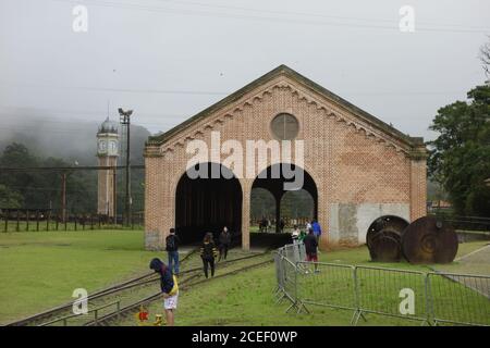 PARANAPIACABA, BRASILE - 01 agosto 2020: Storico villaggio di Paranapiacaba sotto nebbia. Vecchia stazione ferroviaria. Santo Andre, Brasile Foto Stock