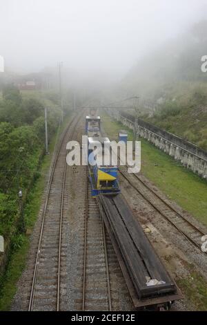 PARANAPIACABA, BRASILE - 01 agosto 2020: Storico villaggio di Paranapiacaba sotto nebbia. Vecchia stazione ferroviaria. Santo Andre, Brasile Foto Stock