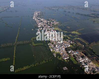 (200901) -- HEFEI, 1 settembre 2020 (Xinhua) -- Foto aerea scattata il 18 agosto 2020 mostra una vista di un'area di stoccaggio di alluvioni nella contea di Feidong, Hefei, provincia di Anhui della Cina orientale. Lu Suzi, nato nel 2011, è uno studente di scuola elementare nella contea di Feidong. Questo luglio, sotto la minaccia di gravi inondazioni, lei e la sua famiglia sono stati evacuati in un luogo sicuro di delocalizzazione, dove hanno ricevuto meticolosa cura e attenzione da parte dei volontari. Con la recidiva delle acque, la vita di Lu Suzi cominciò a tornare alla normalità. La scuola centrale di Changlinhe ha aperto ufficialmente lunedì e Lu, che è diventato uno studio di quattro gradi Foto Stock