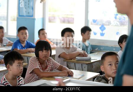 (200901) -- HEFEI, 1 settembre 2020 (Xinhua) -- Lu Suzi tiene una lezione in classe nella scuola centrale nella zona della scuola di Changlinhe nella contea di Feidong, Hefei, provincia di Anhui della Cina orientale, 31 agosto 2020. Lu Suzi, nato nel 2011, è uno studente di scuola elementare nella contea di Feidong. Questo luglio, sotto la minaccia di gravi inondazioni, lei e la sua famiglia sono stati evacuati in un luogo sicuro di delocalizzazione, dove hanno ricevuto meticolosa cura e attenzione da parte dei volontari. Con la recidiva delle acque, la vita di Lu Suzi cominciò a tornare alla normalità. La scuola centrale di Changlinhe ha aperto ufficialmente lunedì e Lu, che Foto Stock