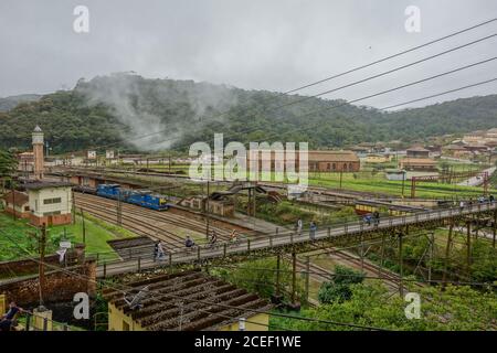 PARANAPIACABA, BRASILE - 01 agosto 2020: Storico villaggio di Paranapiacaba sotto nebbia. Vecchia stazione ferroviaria. Santo Andre, Brasile Foto Stock