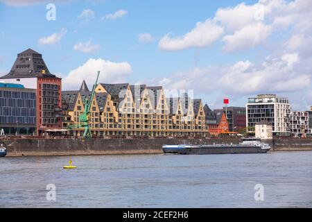 Il porto di Rheinau con l'edificio degli uffici Silo 23, un antico granaio e il vecchio magazzino, ora un esclusivo edificio residenziale, Colonia, in tedesco Foto Stock