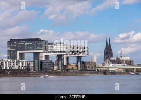 La Crane House al porto di Rheinau, la cattedrale, Colonia, Germania. Die Kranhaeuser im Rheinauhafen, der Dom, Koeln, Deutschland. Foto Stock