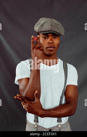 Uomo nero che tiene dadi Foto Stock