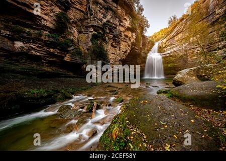 Cascata nel mezzo della montagna Foto Stock
