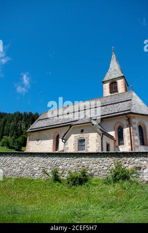 Chiesa parrocchiale di San Vito, piccolo borgo ai piedi delle Dolomiti verso il Lago di Braies. Alpi. Alto Adige. Italia Foto Stock