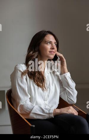 Giovane donna che parla al cellulare Foto Stock