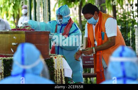 Nuova Delhi, India. 1 Settembre 2020. Abhijit Mukherjee, figlio del defunto Pranab Mukherjee, paga i suoi omaggi durante i funerali dell'ex presidente dell'India, al terreno di cremazione di Lodhi Road a Nuova Delhi, a causa del protocollo COVID, il corpo è stato preso in un furgone invece di carrozza di pistola. Martedì 1 settembre 2020. Foto Stock