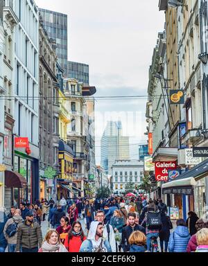BRUXELLES, BELGIO - 5 OTTOBRE 2019: Via centrale dello shopping affollata di turisti, architettura del centro, vista notturna della città Foto Stock