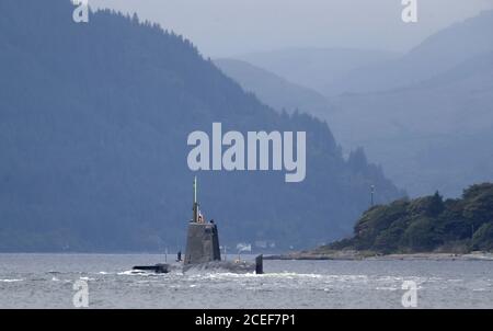 Uno dei sette sottomarini di attacco nucleari della Royal Navy si muove attraverso l'acqua all'ingresso di Holy Loch e Loch Long vicino Kilcreggan, ad Argyll e Bute. Foto Stock