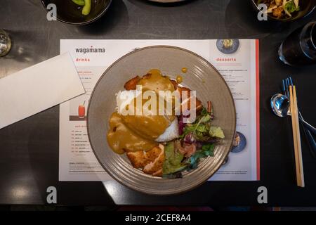 Pollo katsu curry al Ristorante Wagamamma Foto Stock