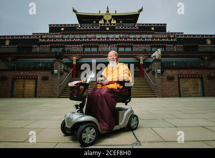 Monaco buddista, lama Yeshe Losal Rinpoche, al monastero tibetano di Samye Ling, vicino a Lockerbie, Dumfries e Galloway, Scozia, Regno Unito. Foto Stock