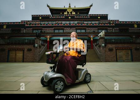 Monaco buddista, lama Yeshe Losal Rinpoche, al monastero tibetano di Samye Ling, vicino a Lockerbie, Dumfries e Galloway, Scozia, Regno Unito. Foto Stock