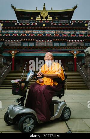 Monaco buddista, lama Yeshe Losal Rinpoche, al monastero tibetano di Samye Ling, vicino a Lockerbie, Dumfries e Galloway, Scozia, Regno Unito. Foto Stock