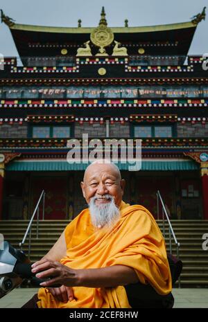 Monaco buddista, lama Yeshe Losal Rinpoche, al monastero tibetano di Samye Ling, vicino a Lockerbie, Dumfries e Galloway, Scozia, Regno Unito. Foto Stock