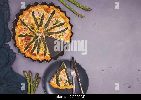 Squisito quiche fatte in casa con asparagi e salmone Foto Stock