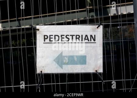 cartello che indica il percorso per i pedoni, anche se scritto in forma singolare, durante la chiusura del ponte di hammersmith Foto Stock