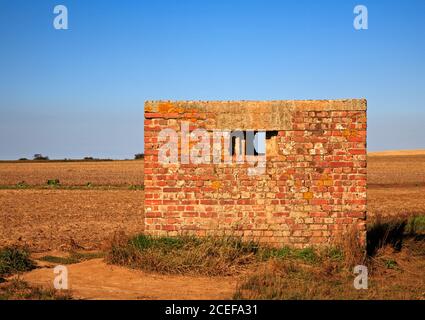 Una vista di una seconda guerra mondiale di tipo 26 pillola quadrata Box sulla costa nord Norfolk a Happisburgh, Norfolk, Inghilterra, Regno Unito. Foto Stock