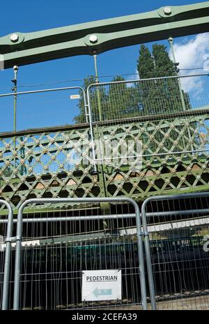 barriere che impediscono l'accesso all'alzaia sotto il ponte di hammersmith, londra, inghilterra, a seguito di problemi strutturali di sicurezza durante la riparazione del ponte Foto Stock
