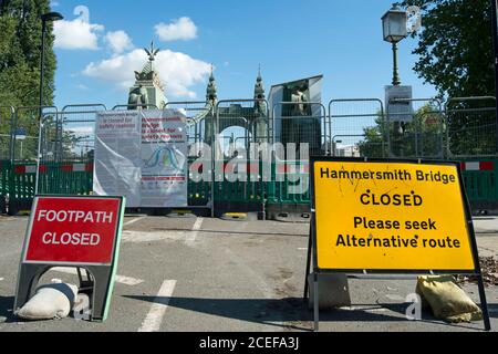 indicazioni per l'avvicinamento al lato sud del ponte di hammersmith, londra, inghilterra, quando il ponte è stato chiuso a tutto il traffico durante le riparazioni Foto Stock