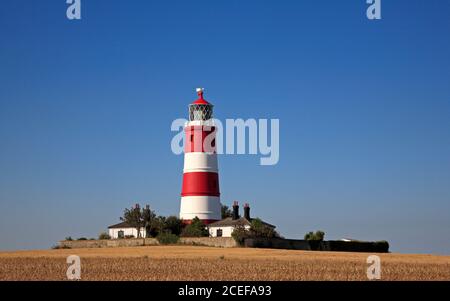 Una vista del faro gestito in modo indipendente sulla costa nord del Norfolk a Happisburgh, Norfolk, Inghilterra, Regno Unito. Foto Stock