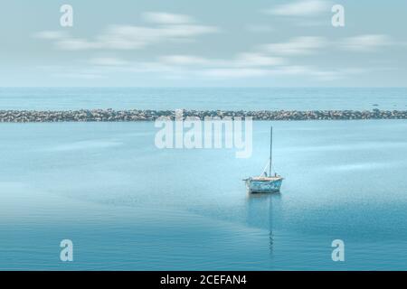 Imbarcazione da pesca singola nella Halfmoon Bay, a sud di San Francisco California Foto Stock