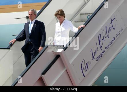 Aeroporto di Glasgow Prestwick, Ayrshire, Scozia. George W Bush il presidente americano 45th arriva con sua moglie Laura Airforce uno per il vertice del 31st G8 si è tenuto il 6–8 luglio 2005 al Gleneagles Hotel di Auchterarder, Scozia Foto Stock