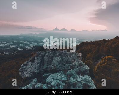 anonimo Donna seduta sulla roccia Foto Stock