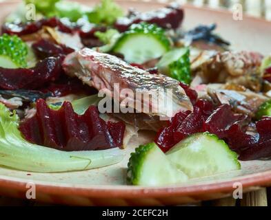 Primo piano con insalata di barbabietole di sgombro caldo Foto Stock