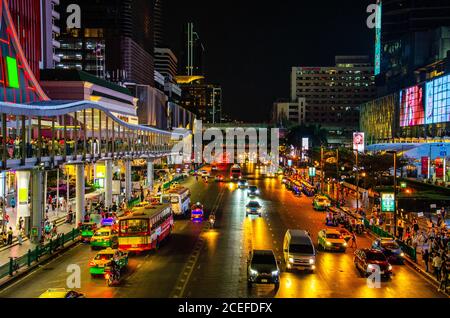 Piccolo traffico notturno a Bangkok di notte. Auto in movimento. Vista aerea di Thanon Ratchadamri Road. Foto Stock