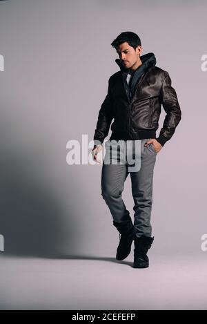 Giovane uomo di brunetto attraente in uno studio Foto Stock