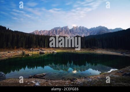 Vista panoramica sul Lago di Carezza. Dolomiti Alpi, Italia Foto Stock