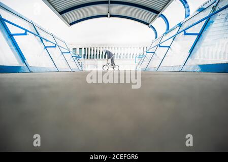 L'uomo giovane pratica con la bicicletta BMX. Foto Stock