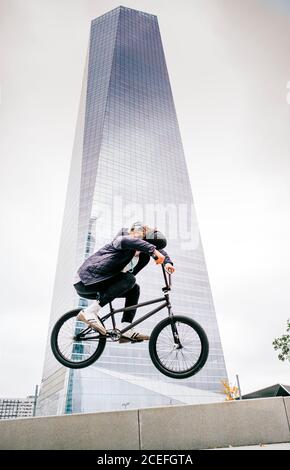 L'uomo giovane pratica con la bicicletta BMX. Foto Stock