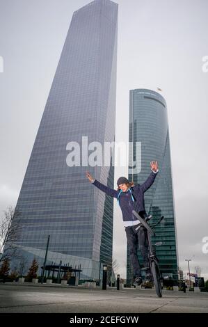 L'uomo giovane pratica con la bicicletta BMX. Foto Stock