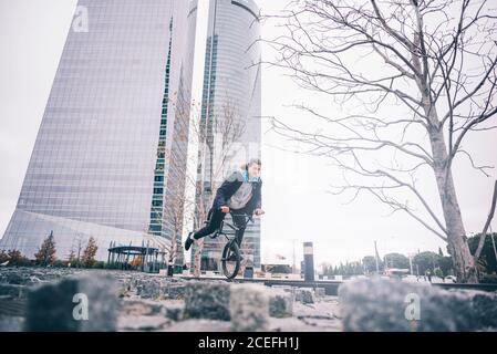 L'uomo giovane pratica con la bicicletta BMX. Foto Stock