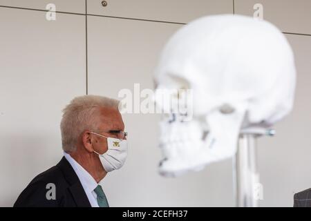 Tuttlingen, Germania. 01 settembre 2020. Winfried Kretschmann (Bündnis 90/Die Grünen, di fronte), Ministro Presidente del Baden-Württemberg, visita uno showroom di KLS Martin durante il suo tour estivo e mostra i prodotti dell'azienda di tecnologia medica. La sera prima, Kretschmann fu coinvolto in un incidente sull'autostrada A81 e la continuazione del suo tour estivo, che era durato diversi giorni, a volte era discutibile. Credit: Philippe von Ditfurth/dpa/Alamy Live News Foto Stock