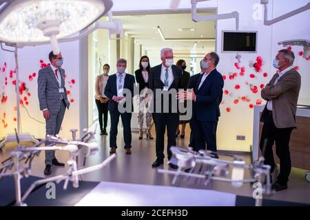 Tuttlingen, Germania. 01 settembre 2020. Durante il suo tour estivo, Winfried Kretschmann (Bündnis 90/Die Grünen, M), Ministro Presidente del Baden-Württemberg, si trova in uno showroom di KLS Martin per vedere i prodotti dell'azienda di tecnologia medica. La sera prima, Kretschmann fu coinvolto in un incidente sull'autostrada A81 e la continuazione del suo tour estivo, che era durato diversi giorni, a volte era discutibile. Credit: Philippe von Ditfurth/dpa/Alamy Live News Foto Stock