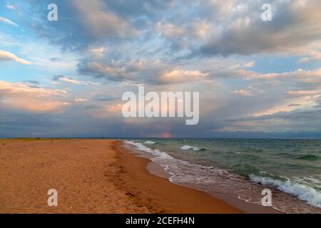 Onde nei raggi del sole che tramonta. Paesaggio naturale Foto Stock