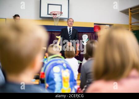 Skofja Loka, Slovenia. 01 settembre 2020. Ministro degli interni sloveno, Ales Hojs parla ai bambini delle scuole durante il primo giorno del nuovo anno scolastico.nonostante un aumento delle infezioni COVID-19 dopo le vacanze estive, il governo sloveno decide che tutti gli studenti tornino a scuola quando inizia un nuovo anno scolastico in Slovenia. Credit: SOPA Images Limited/Alamy Live News Foto Stock
