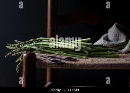 asparagi sulla sedia Foto Stock