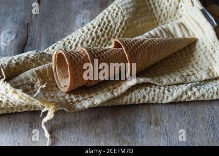 Coni vuoti per gelato Foto Stock