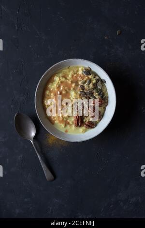 Porridge di farinata d'avena con curcuma Foto Stock