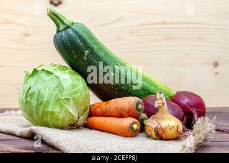 Ancora vita di verdure fresche e biologiche. Raccolta autunnale dal giardino. Zucchine, cavolo, carote e barbabietole. Foto Stock