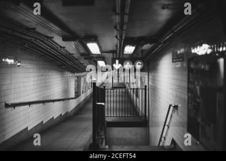 Foto in bianco e nero della vista prospettica di Way nella metropolitana di New York. Foto Stock