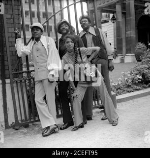 Il gruppo americano di anima gli Elgins posa su una strada di Londra durante il loro giro del Regno Unito, dopo il successo nelle tabelle britanniche della loro canzone Heaven deve avere inviato voi in 1971 Foto Stock