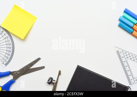 Attrezzatura scolastica di base stazionaria per lezioni di classe su bianco carta Foto Stock