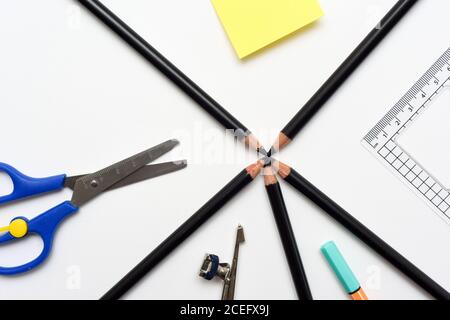 Attrezzatura scolastica di base stazionaria per lezioni di classe su bianco carta Foto Stock